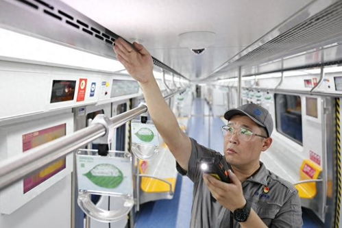 北京5号线北段经炙烤车厢如何降温 地铁医生 有办法